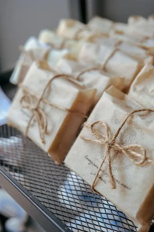 Jabones envueltos en papel kraft con cordel